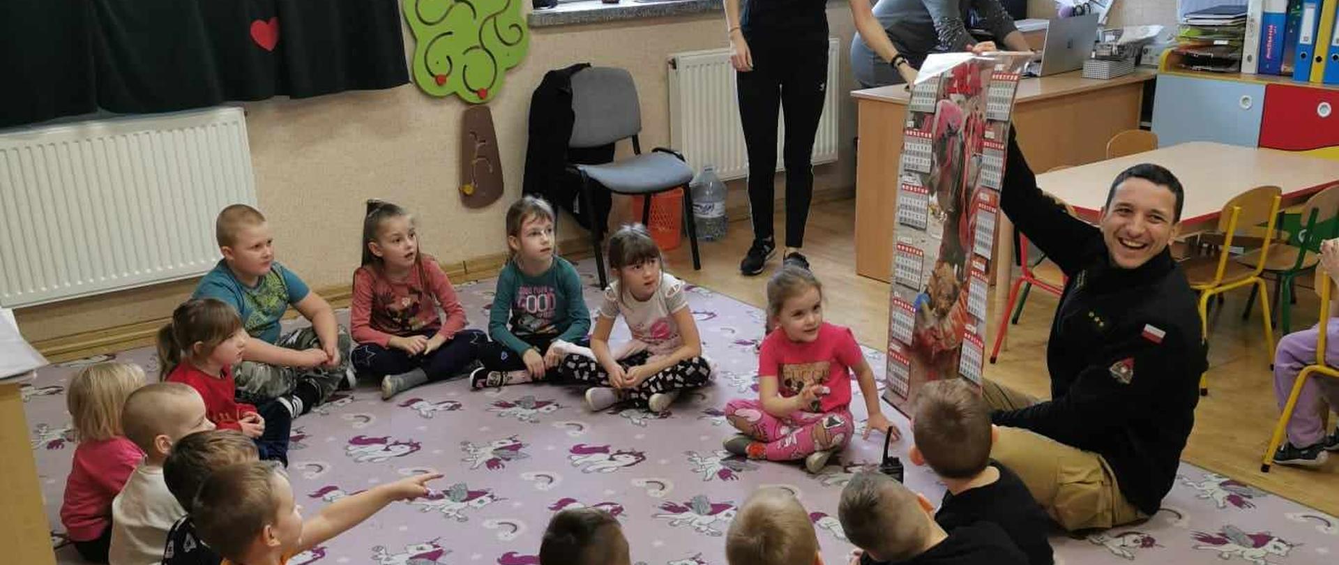 strażak przeprowadzający pogadankę nt bezpieczeństwa na lodzie