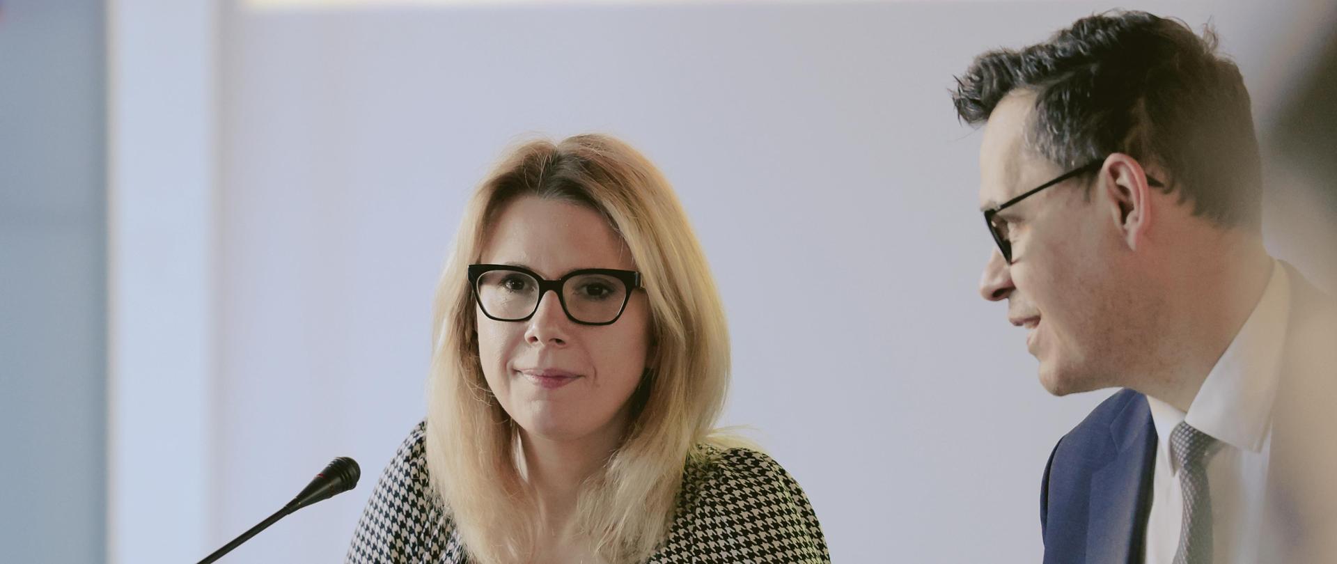 Na zdjęciu wiceministra funduszy i polityki regionalnej Monika Sikora w towarzystwie innych uczestników spotkania