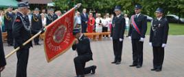Na zdjęciu Prezes OSP Krojczyn całuje płat nowego sztandaru podczas przekazania, do wręczenia sztandaru występuje poczet sztandarowy