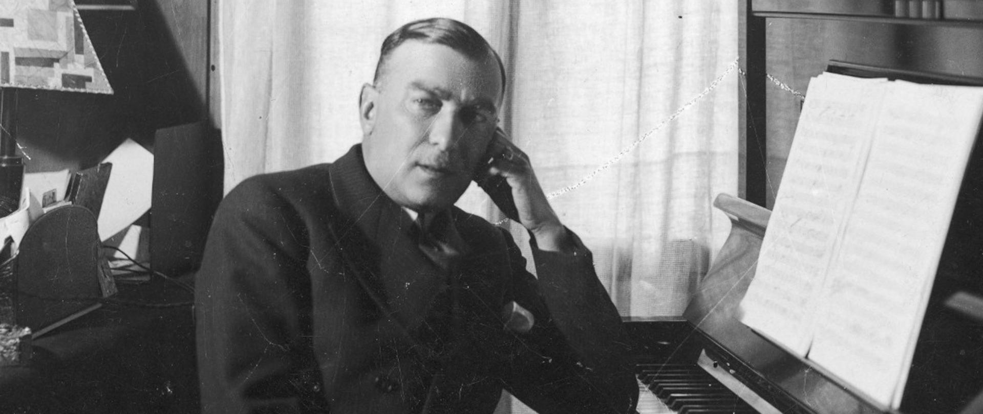 Karol Szymanowski siedzi przy fortepianie