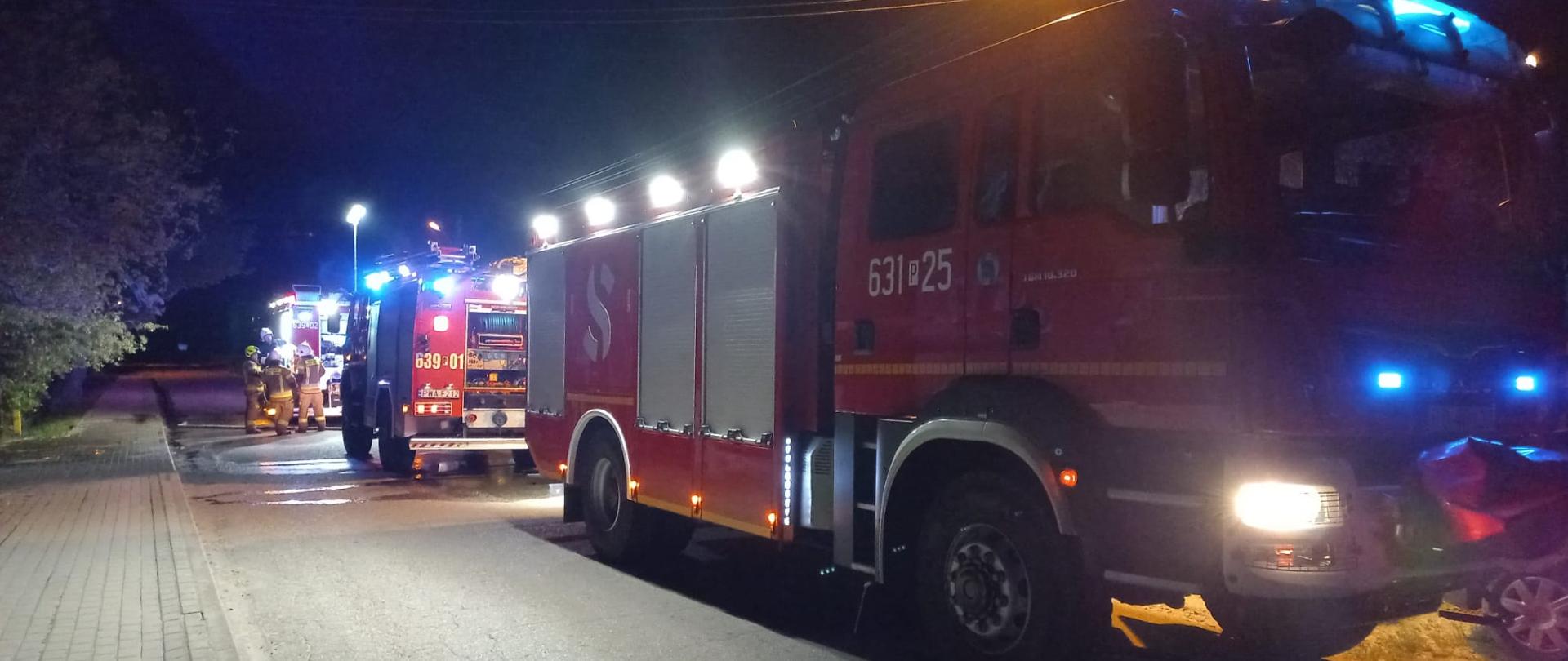 Na zdjęciu widać wozy gaśnicze biorące udział w akcji