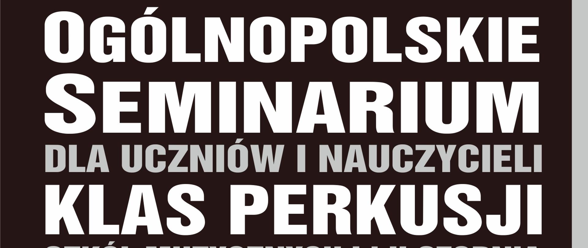 Plakat na czarnym tle z paskiem szarym z prawej strony i na dole, z ikoną instrumentu perkusyjnego - ksylofonu w kolorze brązowym. U góry i na dole widnieją informacje na temat seminarium perkusyjnego w kolorze białym i jasno brązowym. Na dole plakatu na szarym tle są podani organizatorzy seminarium w kolorze czarnym i białym. 