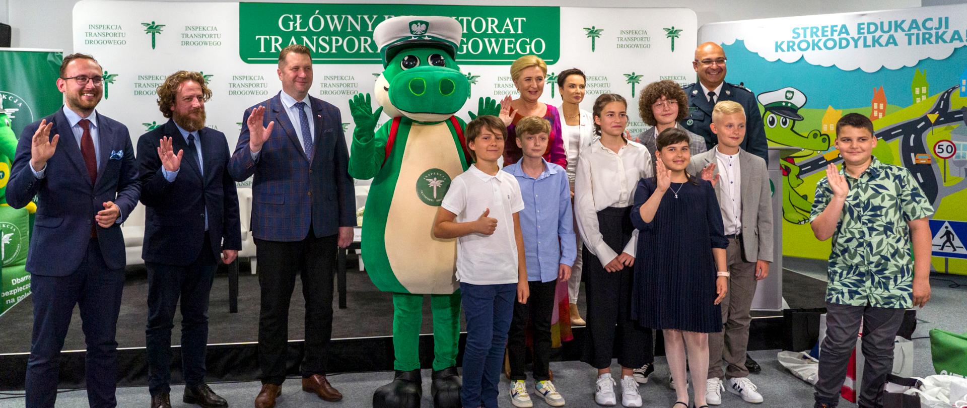 Wspólna, pamiątkowa fotografia uczestników wydarzenia podsumowującego drugą edycję konkursu literackiego, które odbyło się w siedzibie Głównego Inspektoratu Transportu Drogowego
