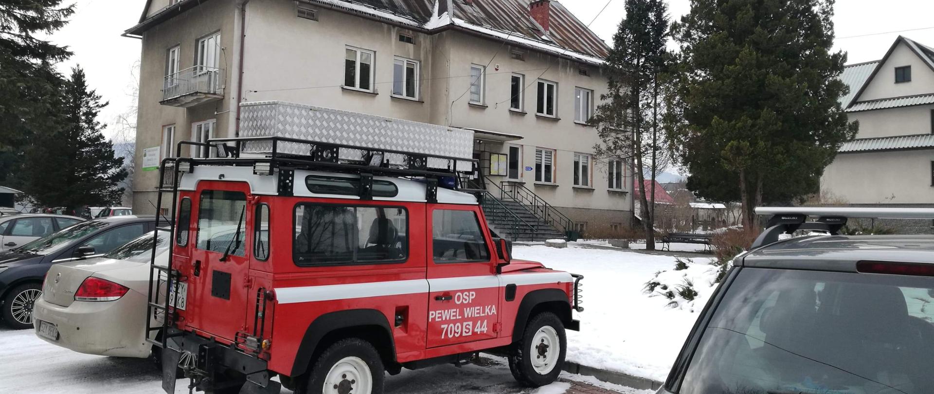 Na zdjęciu samochód z Ochotniczej Straży Pożarnej z Pewli Wielkiej. Zaparkował na parkingu przed Ośrodkiem Zdrowia. 