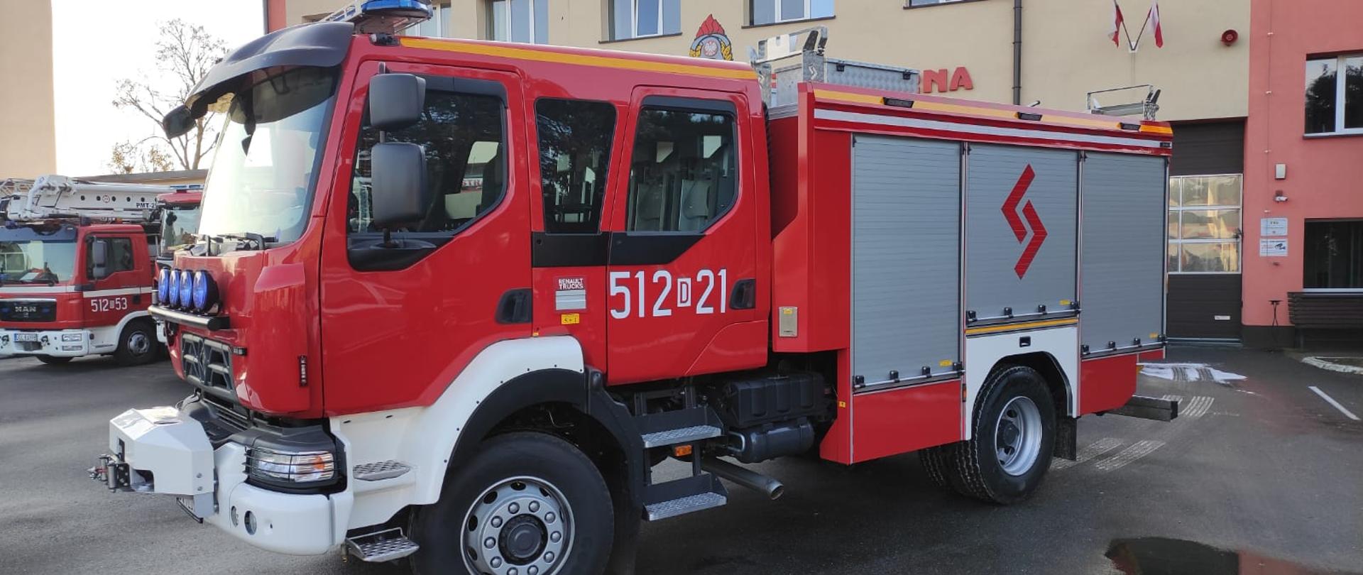 Zdjęcie nowego samochodu ratowniczo gaśniczego Renault na tle jednostki ratowniczo-gaśniczej w Sycowie.