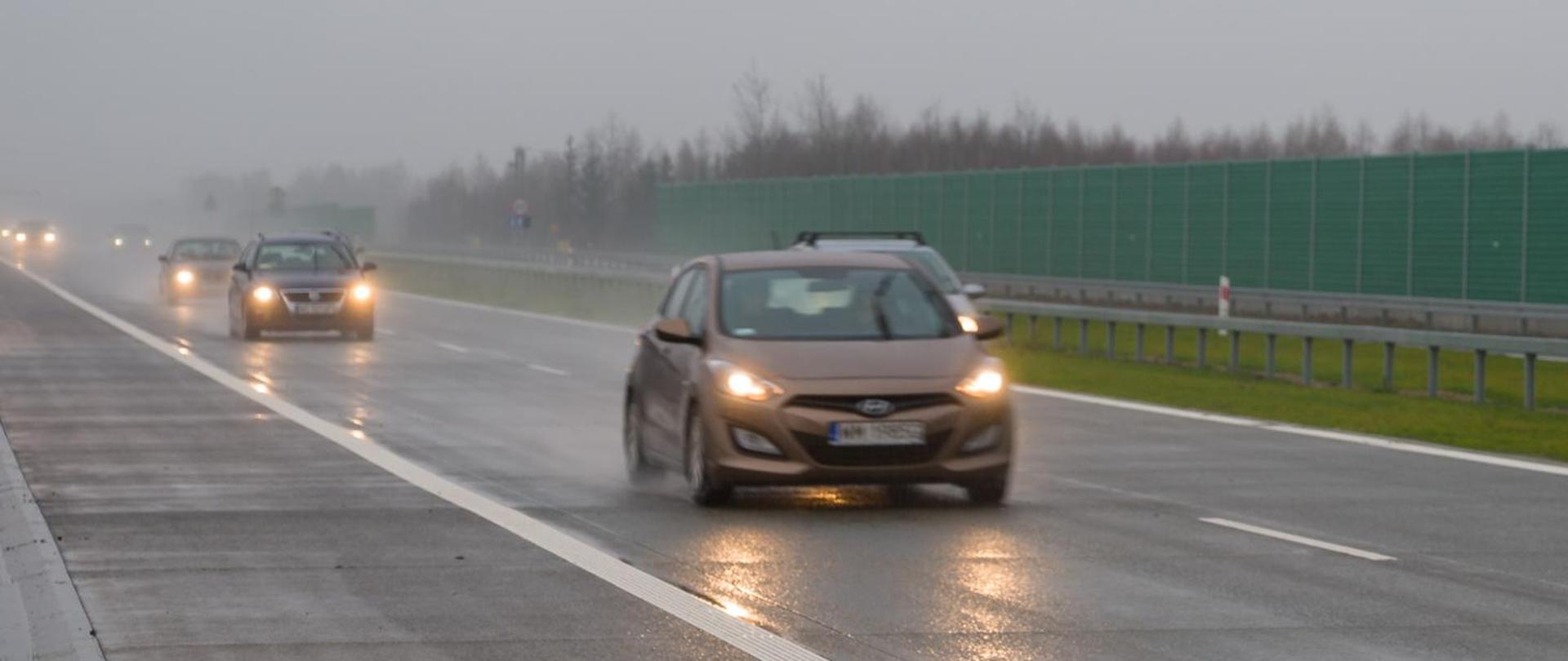 Zdjęcie poglądowe. Ruch pojazdów na drodze
