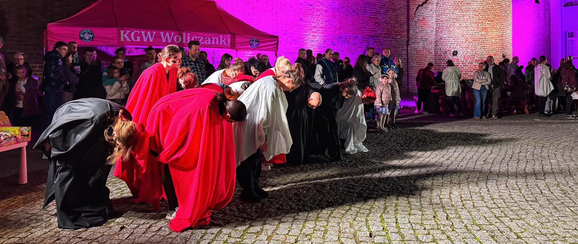 Grupa Słuchaczy Studium Animatorów Kultury wystąpiła pod Basztą Dorotką w Kaliszu, na zakończenie sezonu turystycznego 2025 w Kaliszu