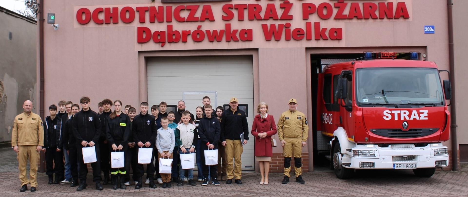 Na zdjęciu widać Panią Prezydent Miasta Piekary Śląskie, Komendanta Miejskiego Państwowej Straży Pożarnej w Piekarach Śląskich oraz uczestników OGÓLNOPOLSKIEGO TURNIEJU WIEDZY POŻARNICZEJ pt. „Młodzież Zapobiega Pożarom”