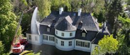 Podawanie prądu gaśniczego z wysięgnika hydraulicznego SHD 25 na palący się budynek muzeum
