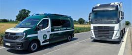 Od lewej: oznakowany furgon mazowieckiej Inspekcji Transportu Drogowego z włączonymi niebieskimi światłami uprzywilejowania w ruchu drogowym. Za radiowozem inspekcyjnym stoi zatrzymany do kontroli ciągnik siodłowy z naczepą - chłodnią.