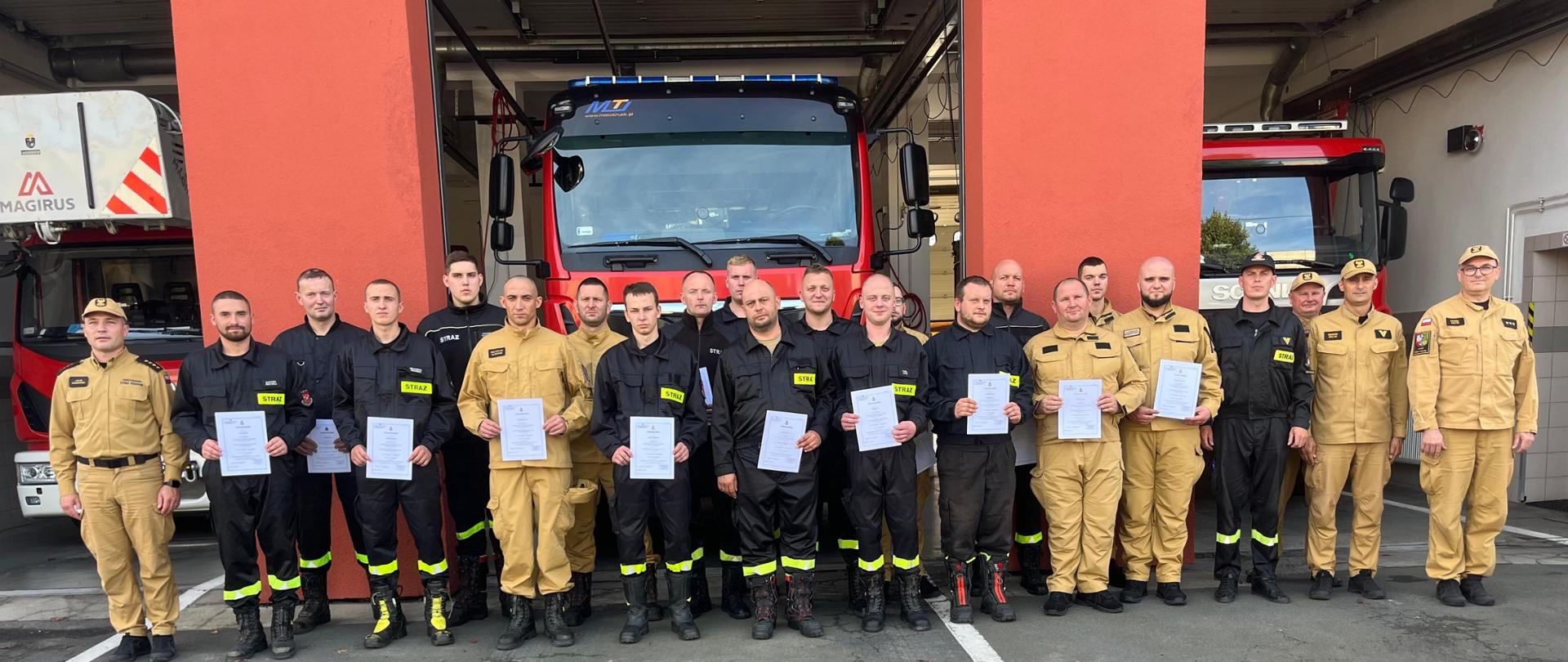 Uczestnicy szkolenia podczas wręczenia zaświadczeń