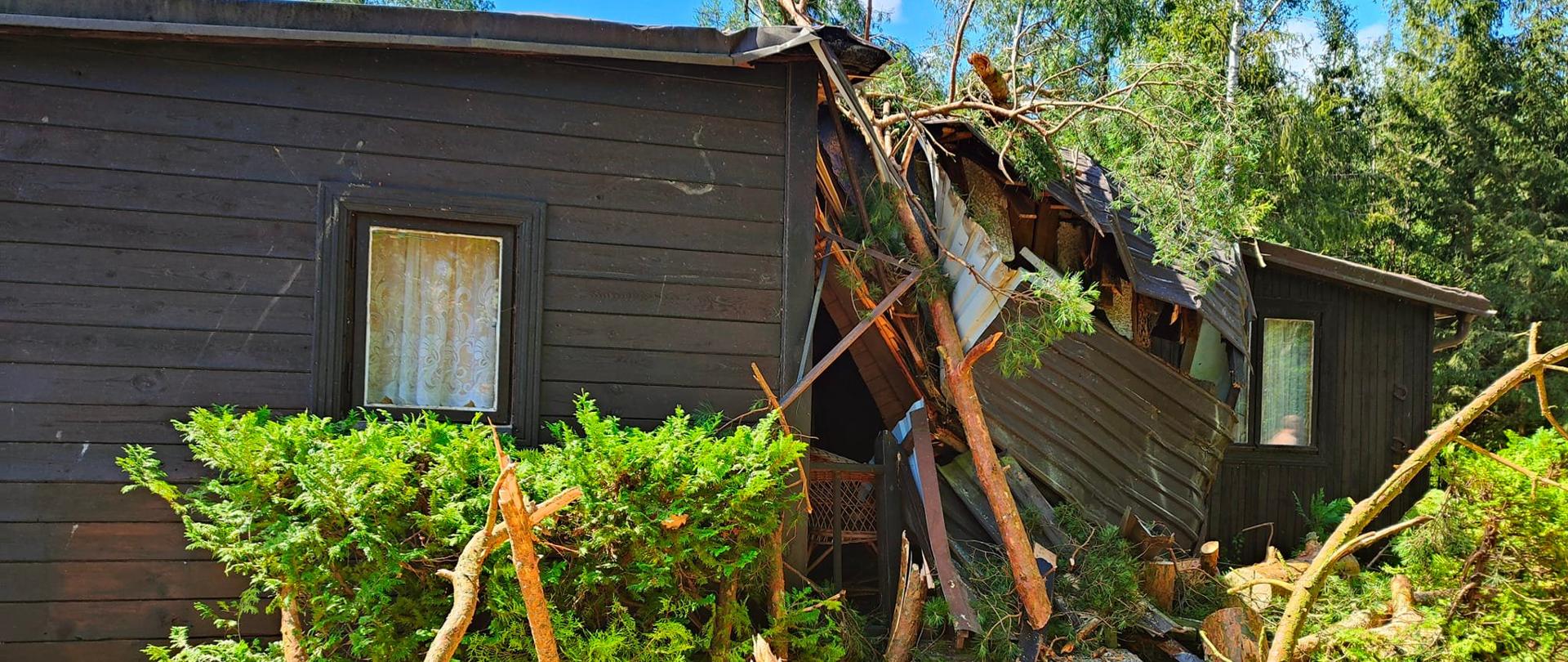 Usuwanie skutków silnego wiatru i opadów deszczu na terenie powiatu kościerskiego