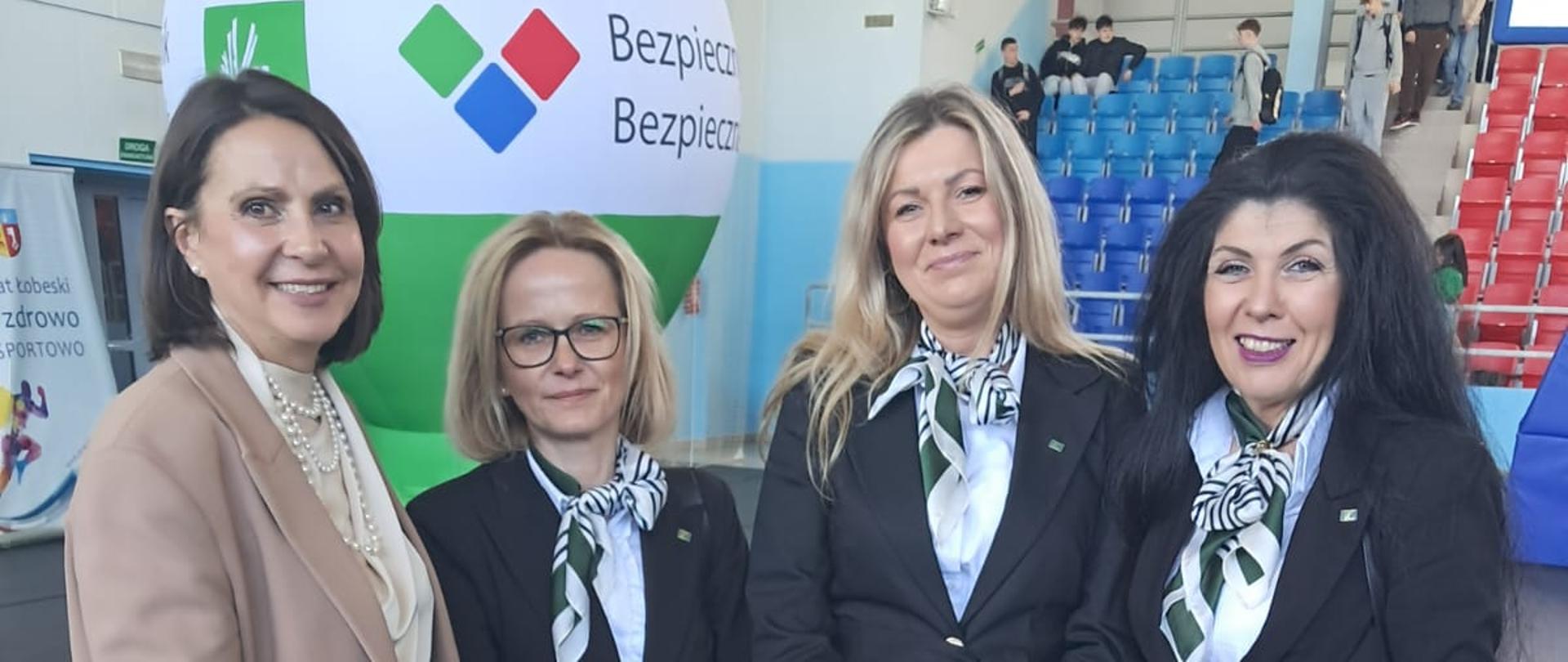 Uczestnicy wydarzenia stoją i rozmawiają podczas przerwy; wśród nich inspektorki IJHARS oraz wiceprezes KRUS, w tle widoczne banery wydarzenia.