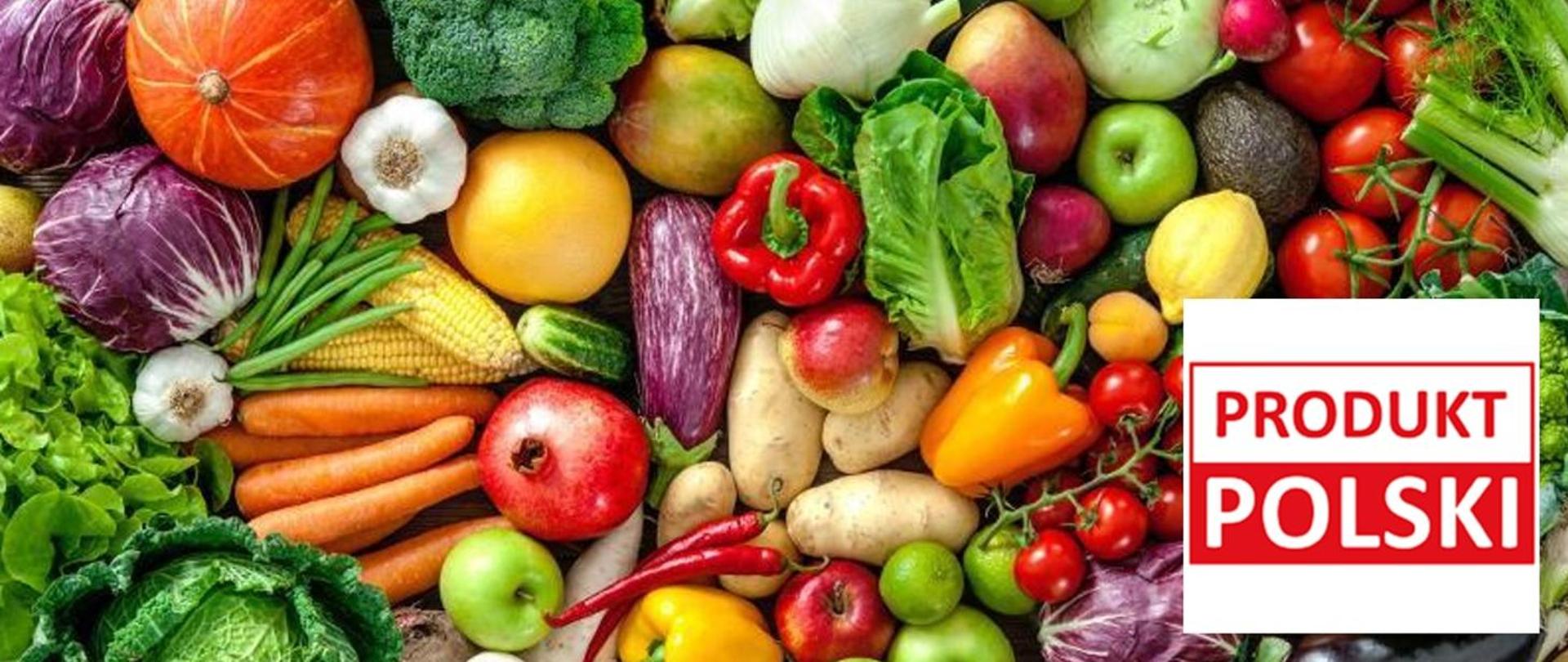 Ułożone różne, kolorowe warzywa i owoce oraz w prawym dolnym rogu znaczek: flaga Polski z napisem PRODUKT POLSKI.