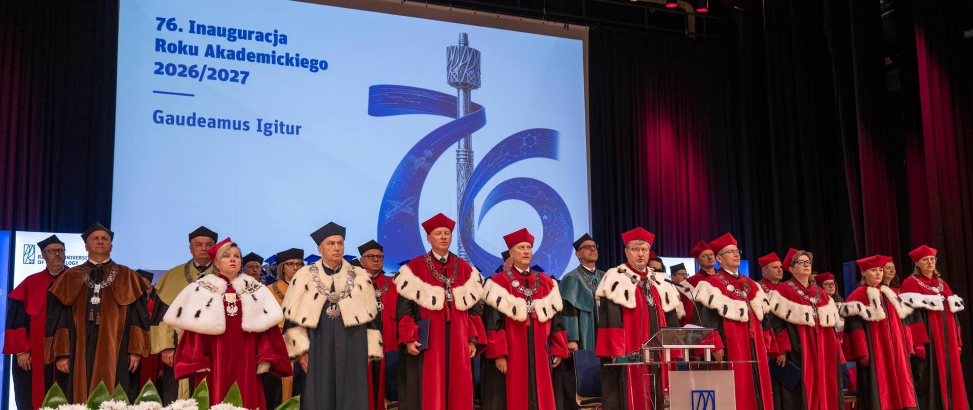 Zdjęcie przedstawia uczestników inauguracji roku akademickiego na Politechnice Rzeszowskiej