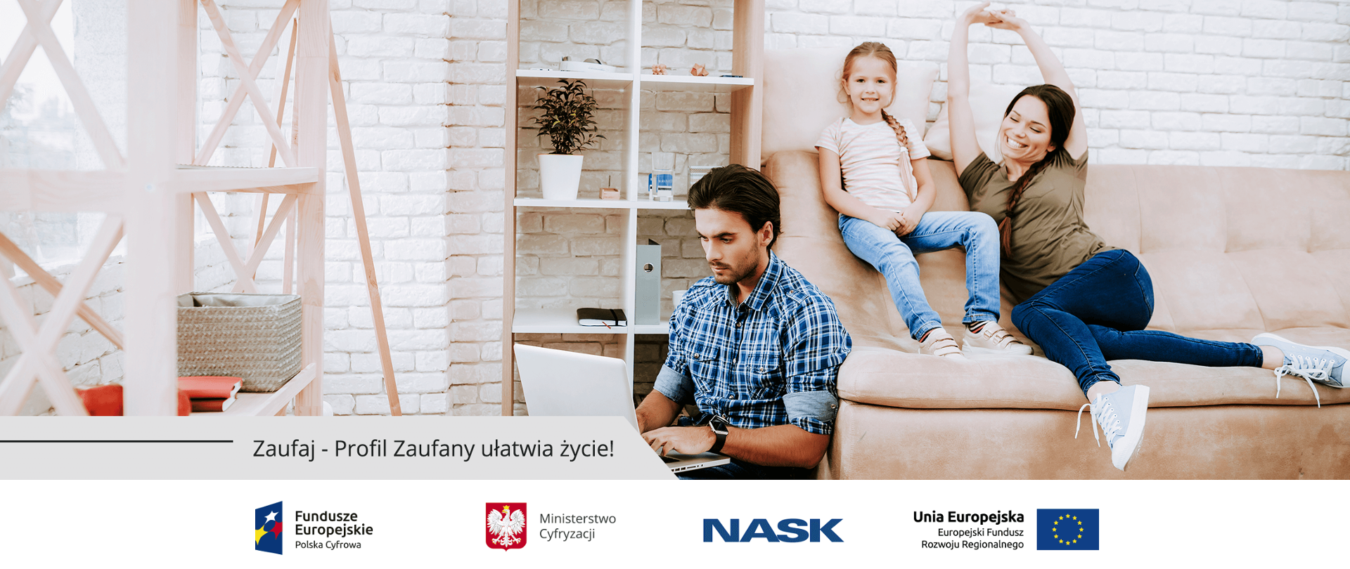 Rodzina - ojciec korzysta z laptopa, mama z córka siedzą na kanapie
