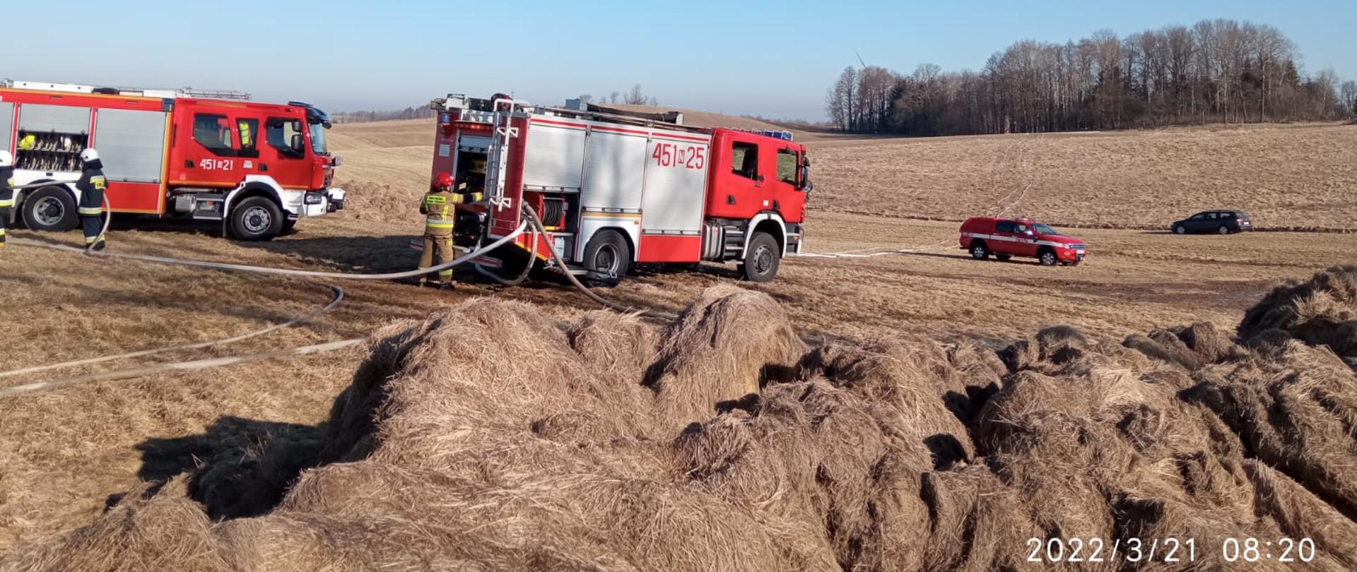Strażacy Państwowej Straży Pożarnej, Wojskowej Straży Pożarnej i Ochotniczej Straży Pożarnej gaszą pożar siana w Marcinowie