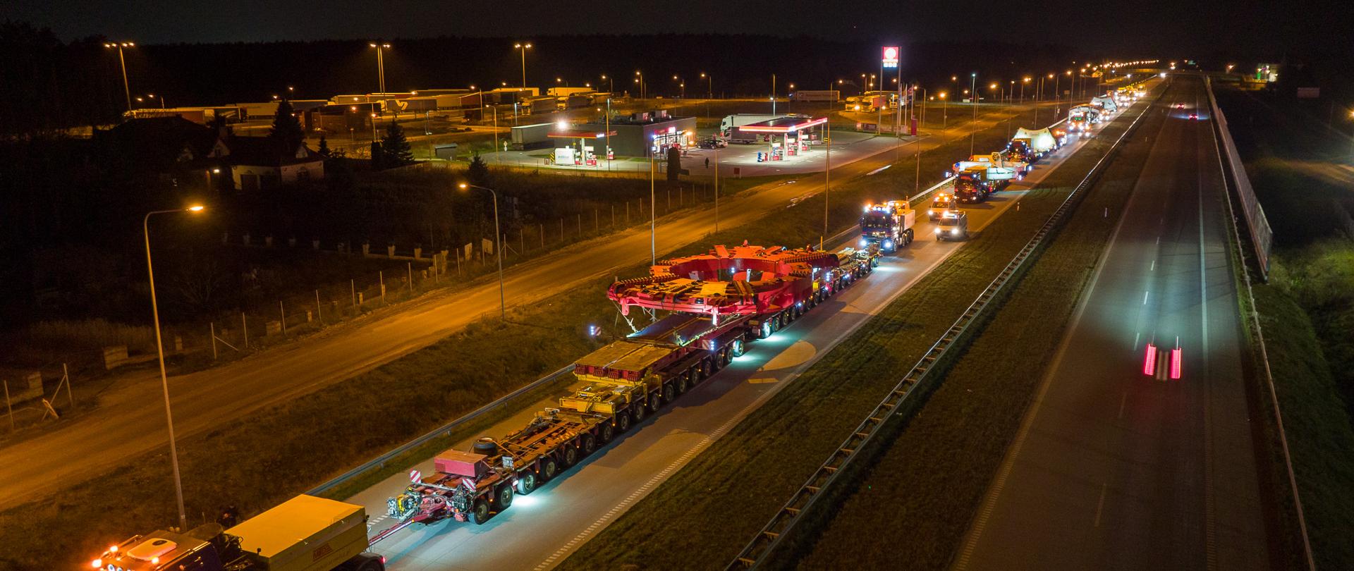 Nocny widok na transport elementów maszyny TBM na drodze ekspresowej 