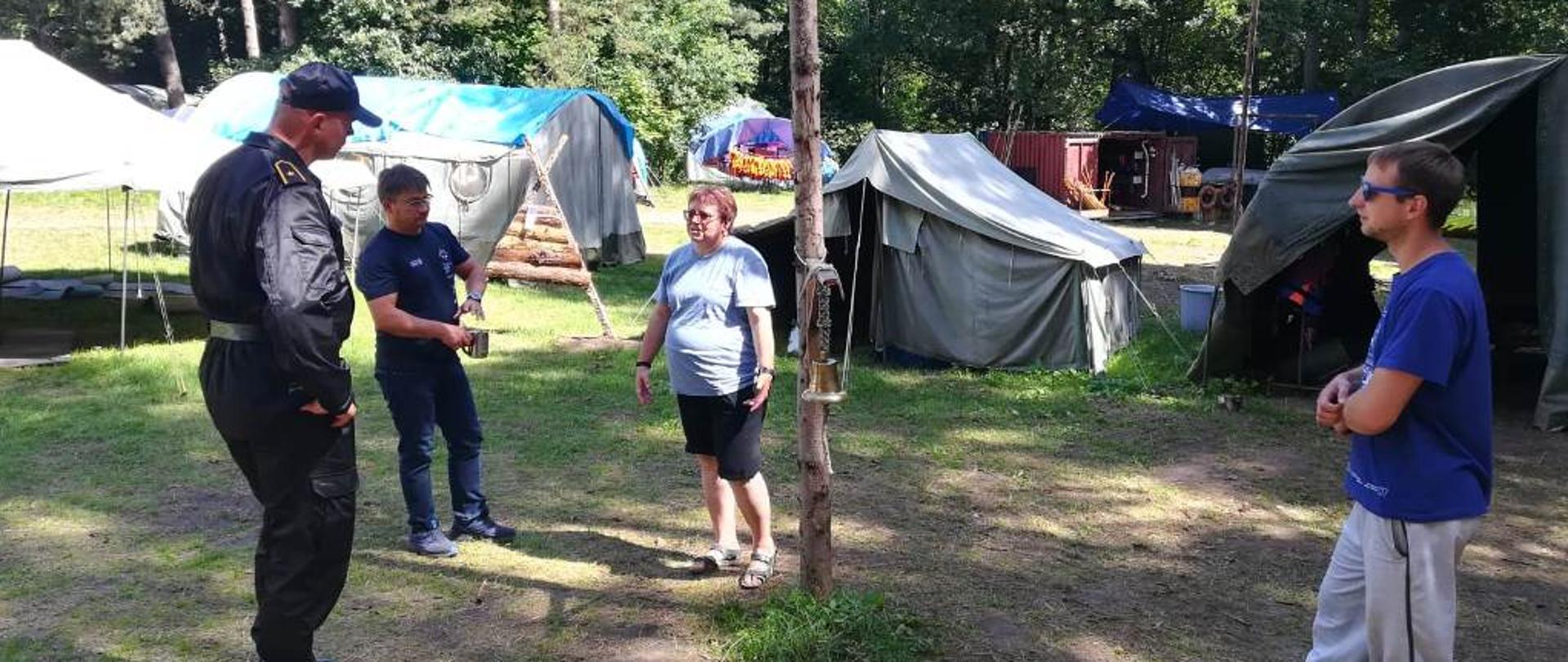 asp. Arkadiusz Stępka omawiający zasady ewakuacji oraz wstępnych działań gaśniczych z opiekunami obozu harcerskiego