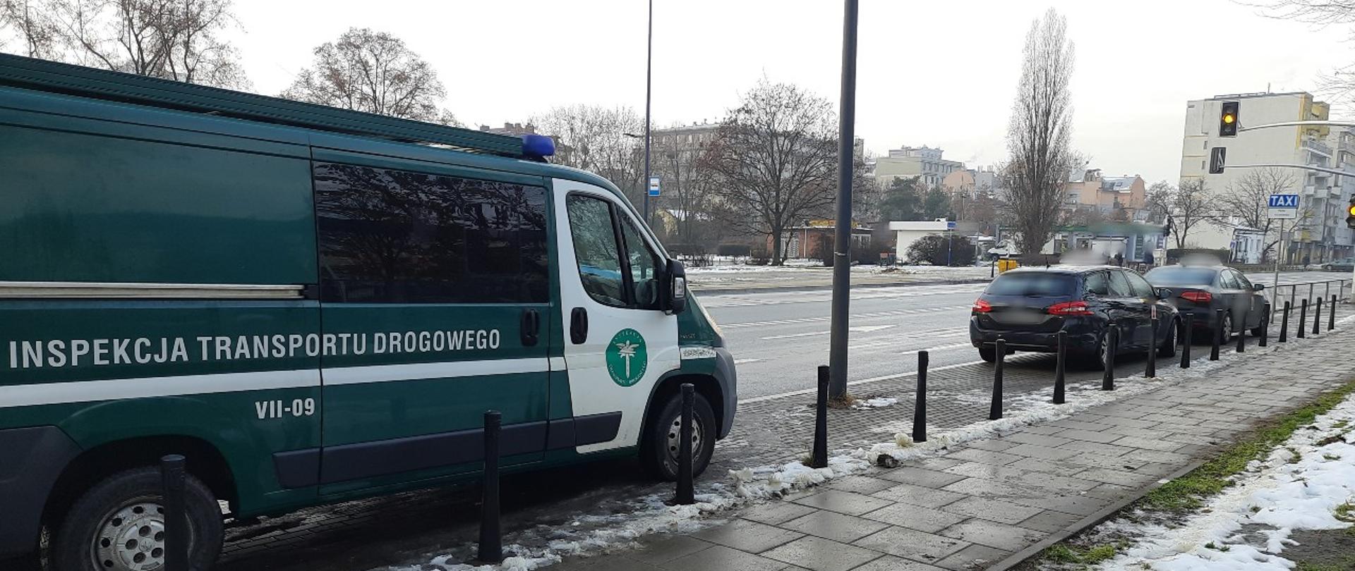 Kontrola taksówek stojących na postoju przy jednej z ulic Warszawy.