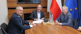 Od lewej siedzą przy stole: Wojciech Kamiński, Prezes Zarządu PKW S.A., Robert Kropiwnicki, Sekretarz Stanu w MAP oraz Wojciech Saługa, Marszałek Województwa Śląskiego