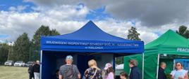 Osoby zgromadzone wokół namiotu z napisem Wojewódzki Inspektorat Ochrony Roślin i Nasiennictwa w Kielcach