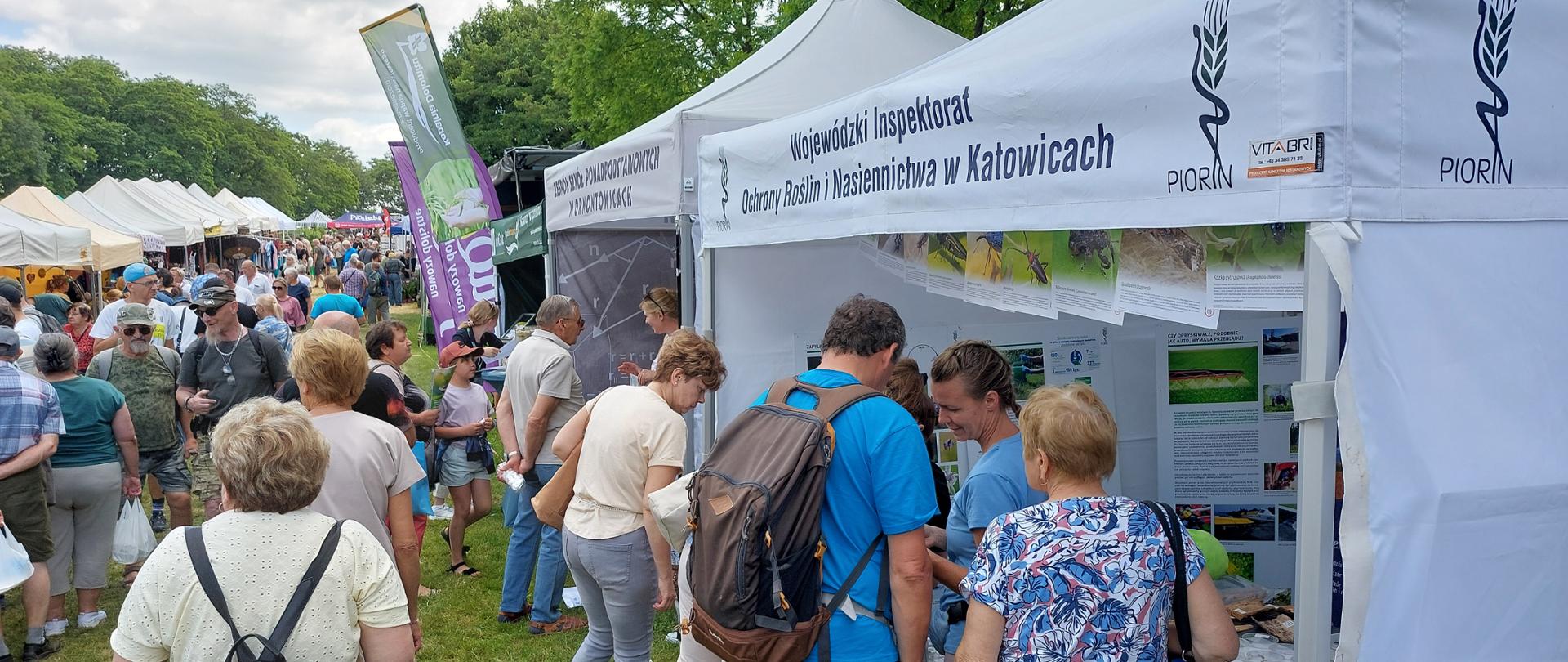 45. Dni otwarte ODR w Mikołowie. Na zdjęciu widoczne na pierwszym planie stoisko wystawiennicze WIORIN w Katowicach, w tle pozostałe namioty - stoiska i zwiedzający ludzie.