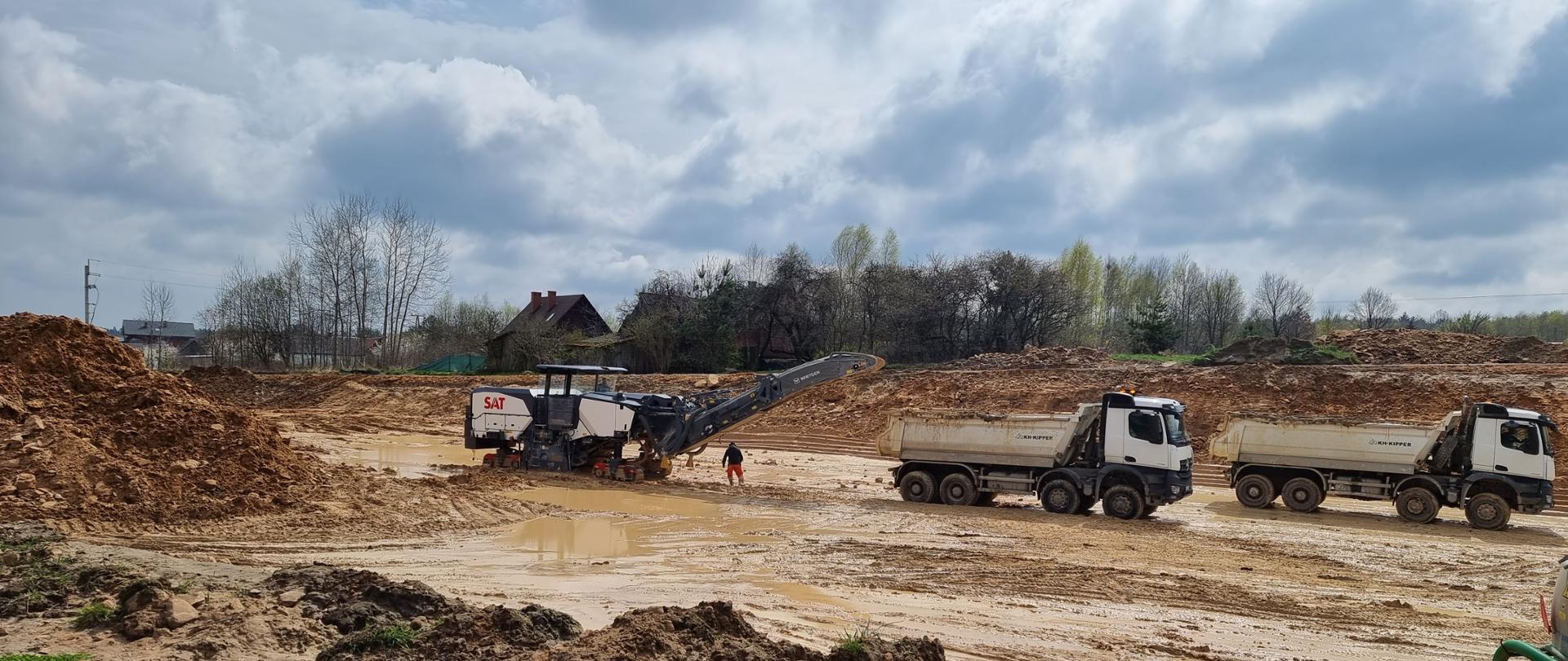 DK42 obwodnica Wąchocka - frezowanie skały, frezarka, dwa samochody ciężarowe w wykopie 