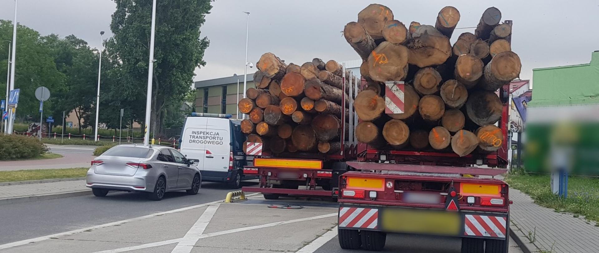 Ciężarówki przewożące za dużo kłód drewna, zatrzymane do kontroli przez inspektorów Inspekcji Transportu Drogowego z Piotrkowa Trybunalskiego.