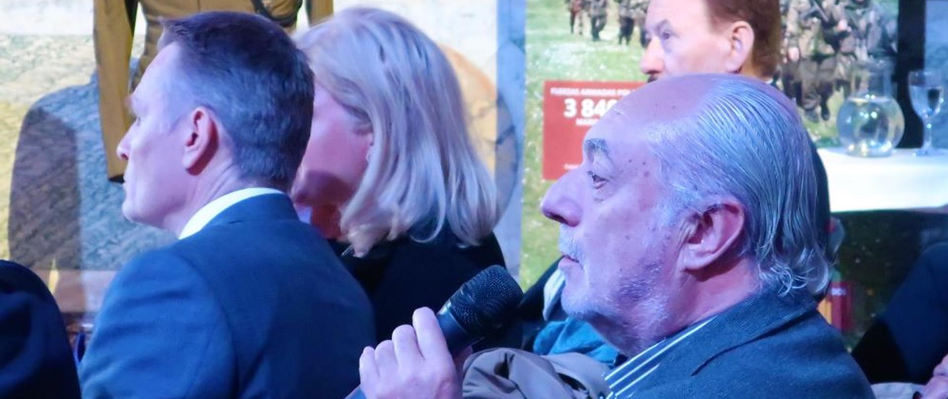 Esta exposición es un homenaje a los soldados de las Fuerzas Armadas polacas que lucharon por la libertad y el honor en todos los frentes durante la Segunda Guerra Mundial.
