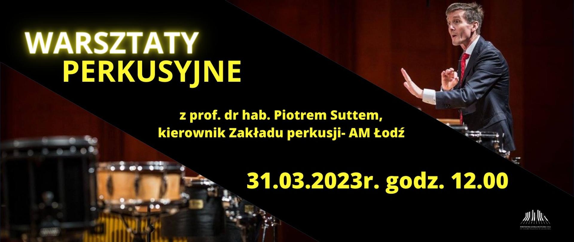 plakat w kolorze czarnym. w tle postać mężczyzny który dyryguje pośród instrumentami perkusyjnymi. od góry żółty napis warsztaty perkusyjne z profesorem, doktorem habilitowanym Piotrem Suttem. Na dole napis z datą i godziną warsztatów.