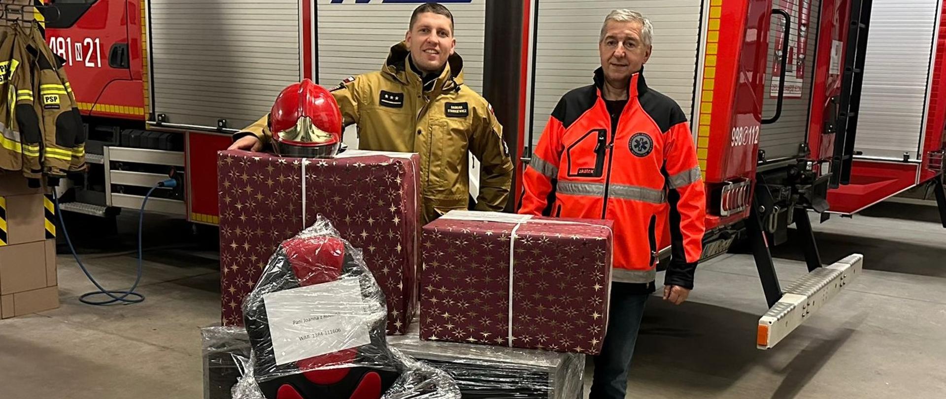 Zdjęcie przedstawia funkcjonariusza PSP oraz koordynatora Ratownictwa Medycznego