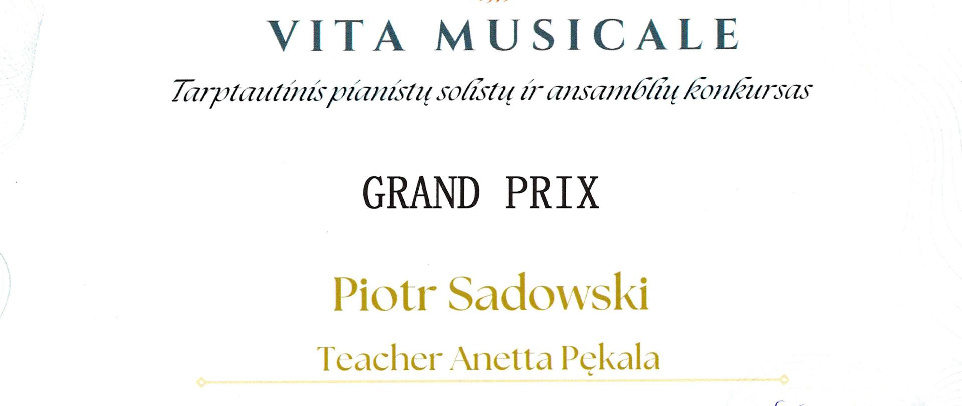 Na białtym tle, u dołu z lewej ozdobiony wijącym się szlaczkiem. Na dyplomie tekst wjęzyku litewskim: : Vita Musicale Tarpatautuinis pianistu solistu ur ansamblu konkursas: Grand prix Piotr Sadowski. Teacher Anetta Pękala. Poniżej skład komisji z podpisami. W stopce Vilnus, 2025