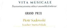 Na białtym tle, u dołu z lewej ozdobiony wijącym się szlaczkiem. Na dyplomie tekst wjęzyku litewskim: : Vita Musicale Tarpatautuinis pianistu solistu ur ansamblu konkursas: Grand prix Piotr Sadowski. Teacher Anetta Pękala. Poniżej skład komisji z podpisami. W stopce Vilnus, 2025