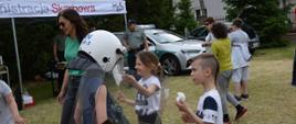 Na zdjęciu służby mundurowe oraz dzieci podczas Pikniku z okazji Dnia Dziecka 2022 