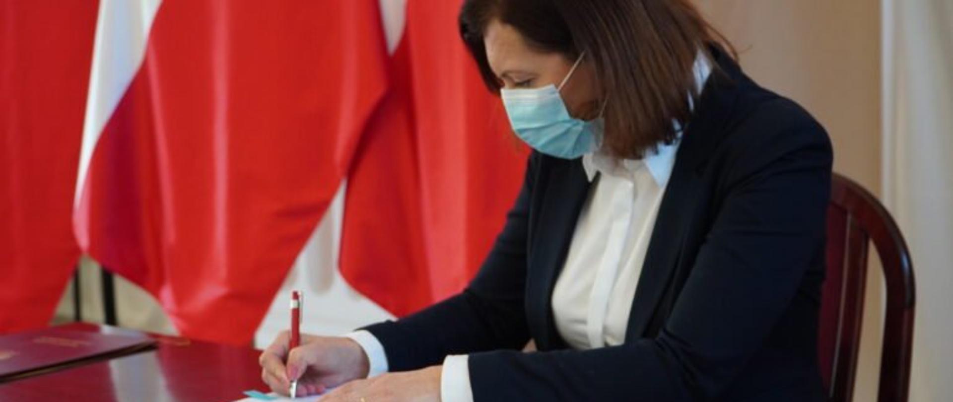 Wojewoda podkarpacki Ewa Leniart podpisuje porozumienie powołujące Podkarpacką Unię Bezpieczeństwa i Podkarpacką Radę Bezpieczeństwa