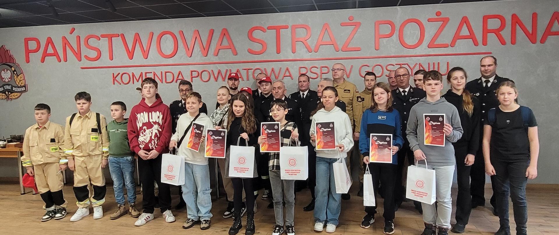 Uczestnicy i organizatorzy stoją na wspólnym zdjęciu.