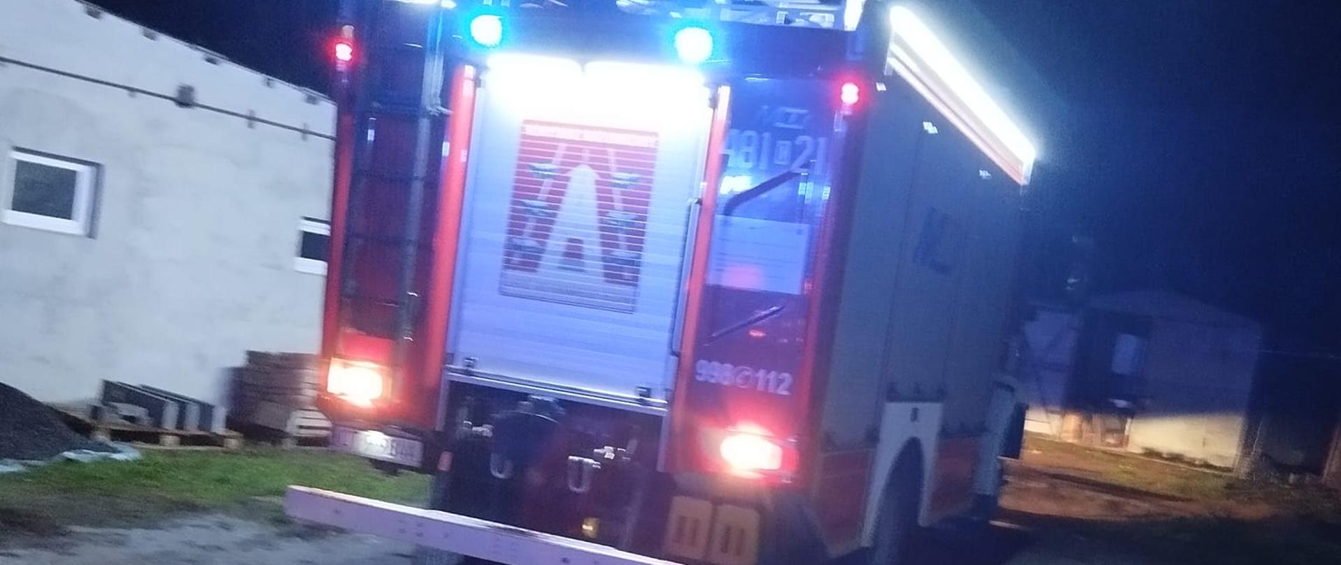 Na zdjęciu widać wóz strażacki