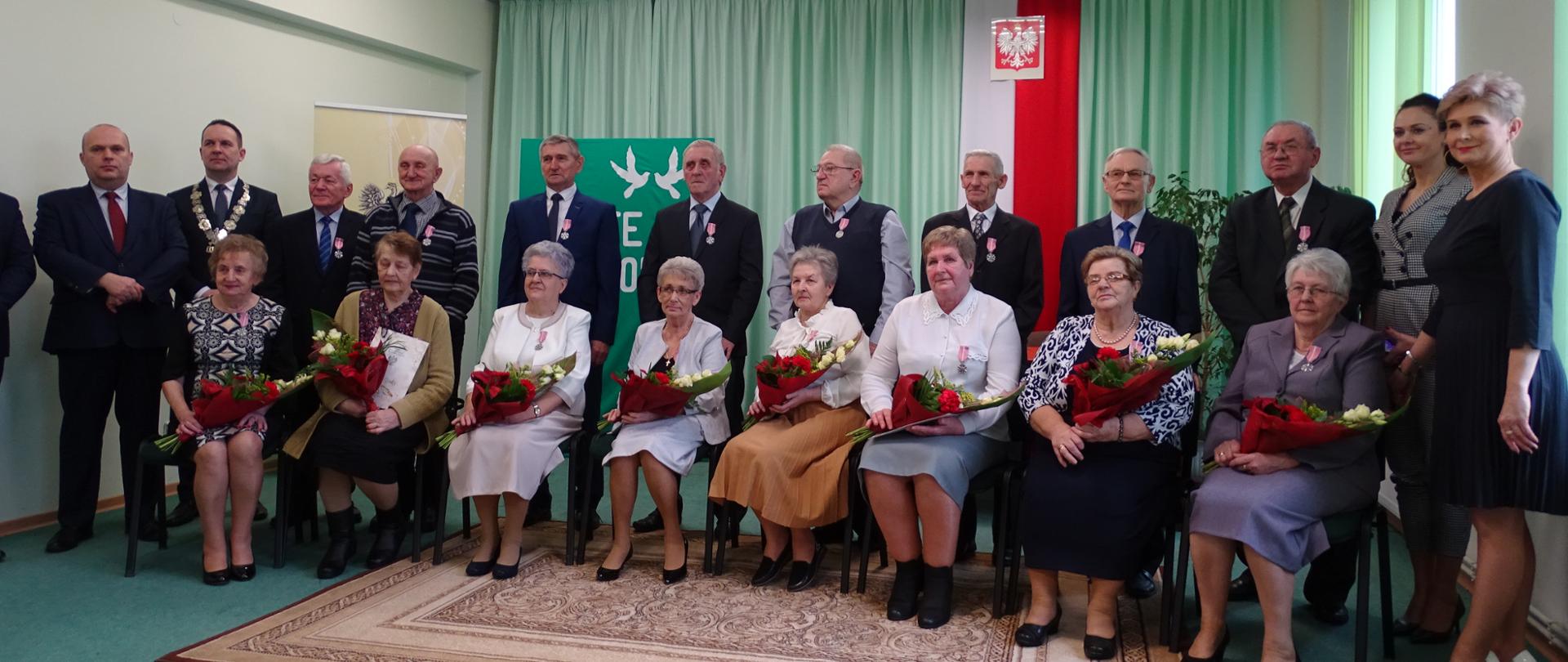 Zdjęcie grupowe małżeństw uhonorowanych Medalami za Długoletnie Pożycie Małżeńskie. 