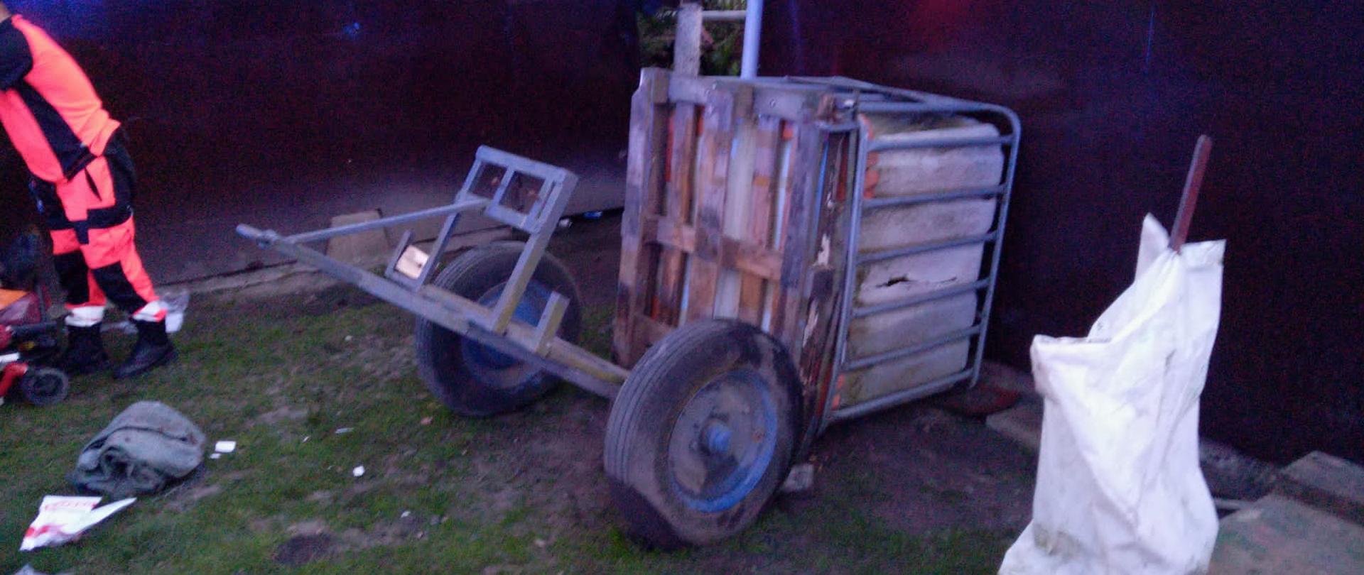 Mężczyzna przygnieciony przez zbiornik.