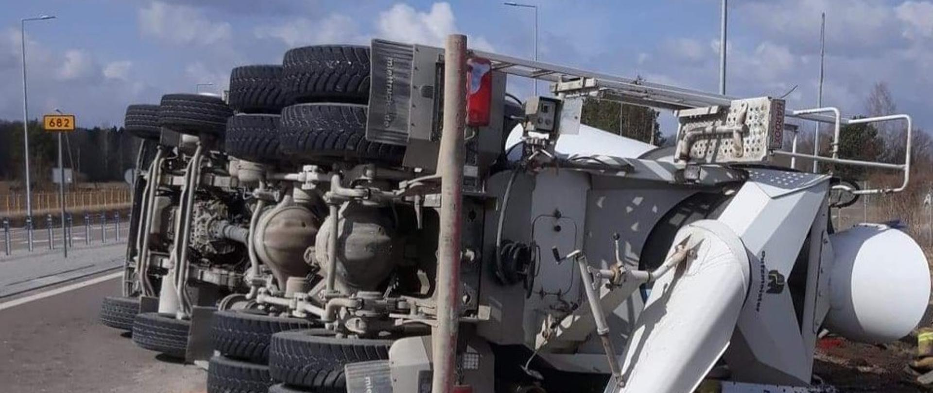 Wypadek samochodu ciężarowego - betoniarka - zablokowane dwa pasy jezdni