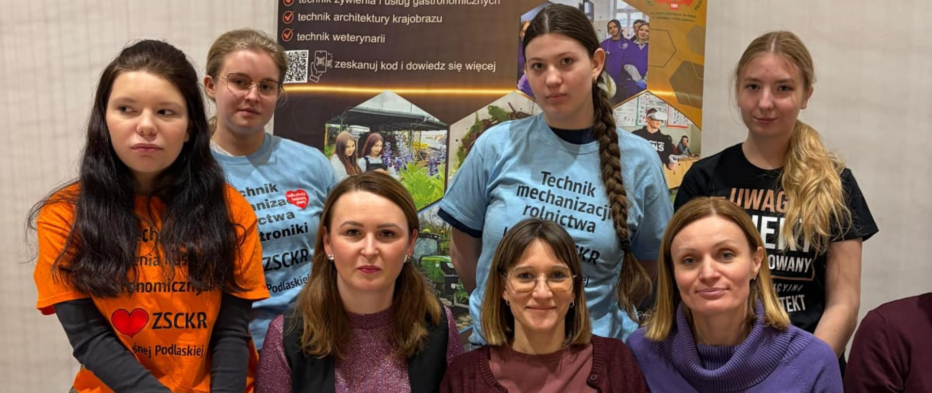 Uczennice i nauczycielki ZSCKR na stoisku podczas Finału 