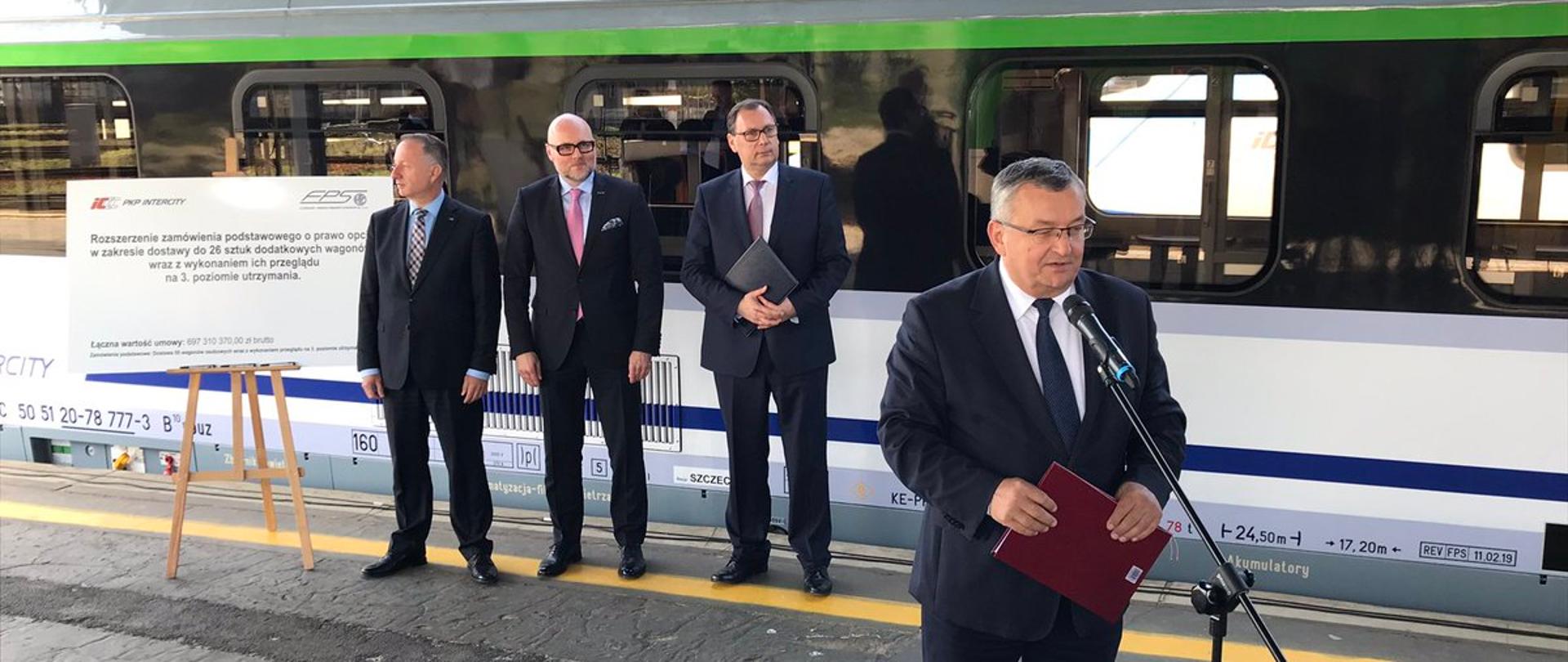 Minister Andrzej Adamczyk podczas briefingu prasowego