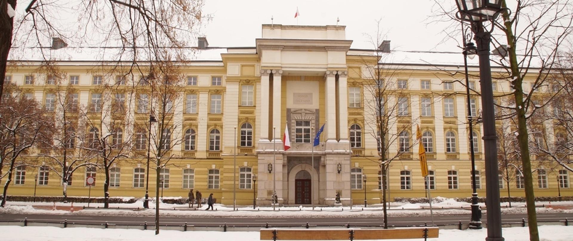 Budynek Urzędu rady Ministrów w scenerii zimowej