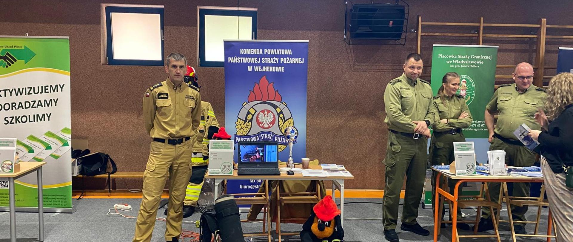 Na zdjęciu znajduje się Funkcjonariusz Państwowej Straży Pożarnej Prezentujący Sprzęt. 