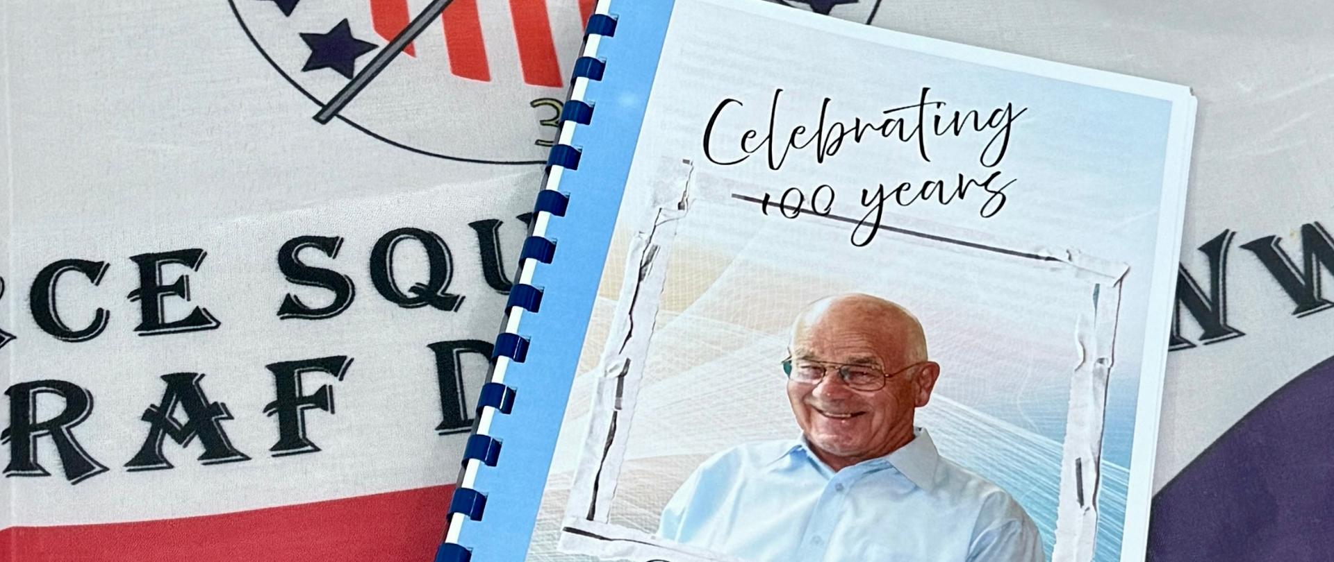 Karta z wizerunkiem jubilata z napisem obchody 100-lat na tle polskiego godła i herbu Dywizjonu 300