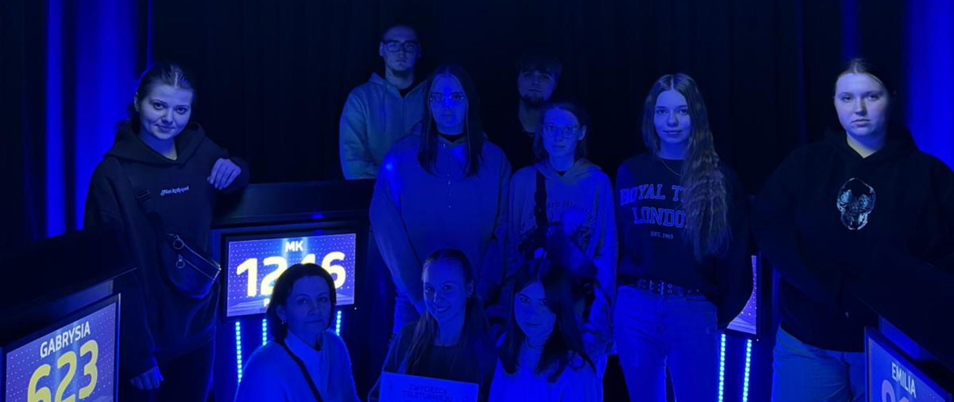 Uczniowie klasy 4LTa wraz z wychowawczynią na planie teleturnieju „Quiz na Żywo”