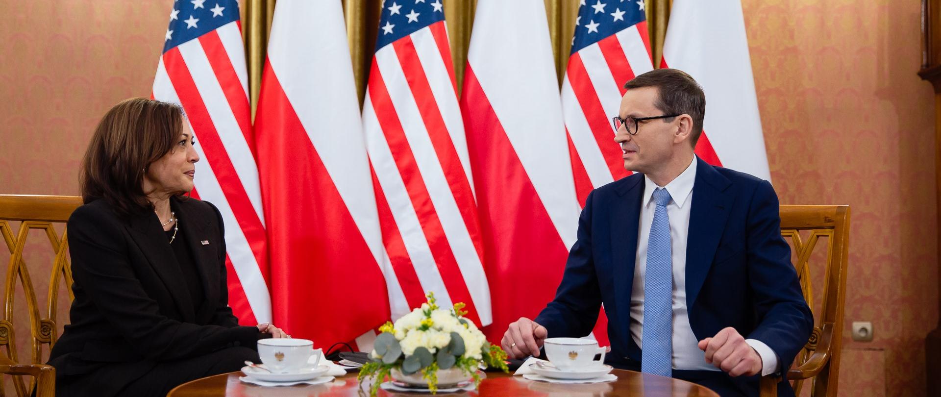 Premier Mateusz Morawiecki i wiceprezydent USA Kamala Harris rozmawiają w KPRM przy stole.