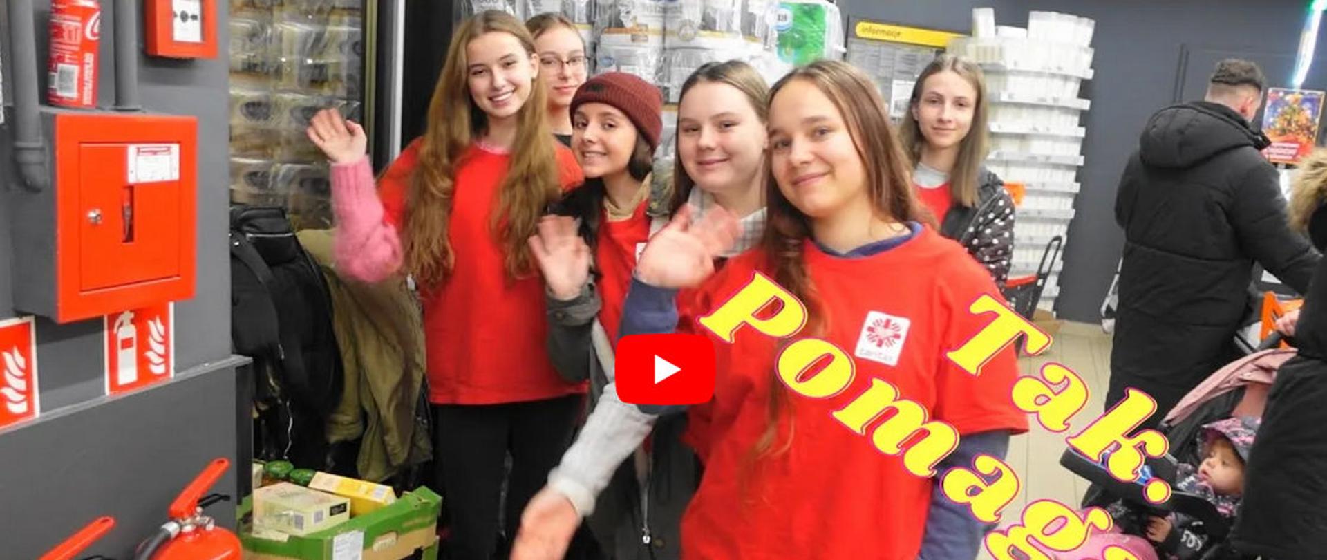 Na zdjęciu uczennice ZPSM, w tle produkty sklepowe