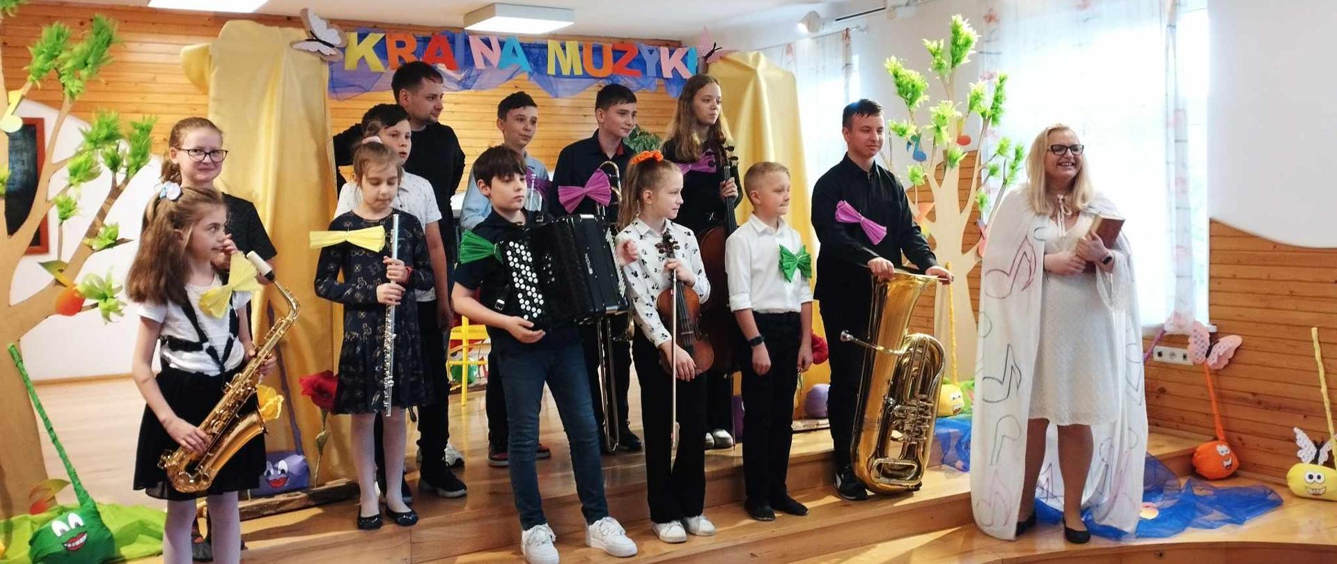 zdjęcie grupowe uczniów występujących w bajce